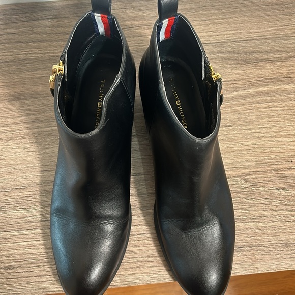 TOMMY HILFIGER WOMEN REZIN 2 FASHION ANKLE BOOTS SIDE ZIPPER SQUARE HEELS 8M - Picture 7 of 9